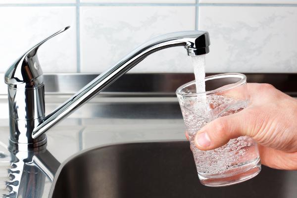 Rückstände von per- und polyfluorierten Alkylsubstanzen (PFAS) im Trinkwasser und in Lebensmitteln haben in den vergangenen Jahren Fragen über die Trinkwasserqualität aufgeworfen.