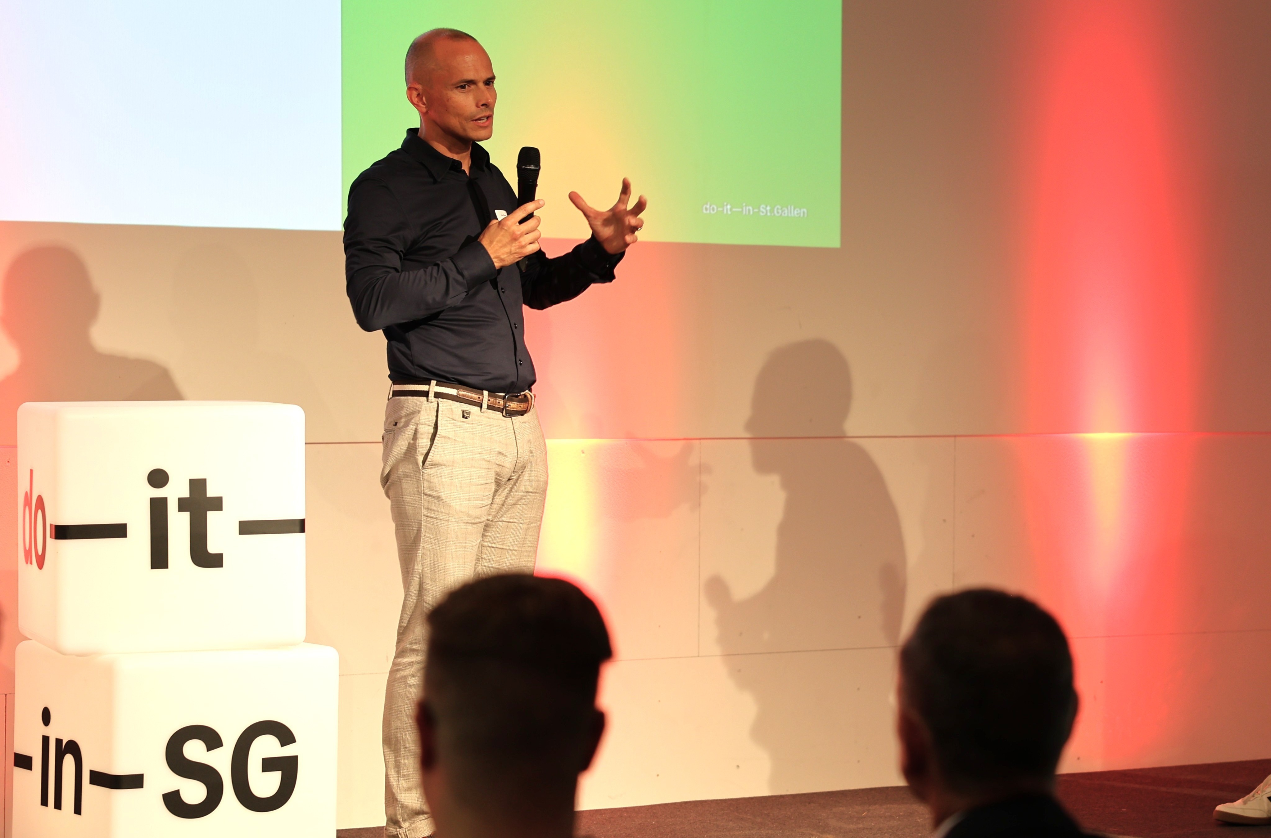 Reto Zürcher, CEO der HB-Therm AG, berichtete an der Netzwerkveranstaltung «Gemeinsam innovieren – Do it in St.Gallen» im Switzerland Innovation Park Ost von den Vorteilen bei Innovationsprojekten zusammen mit anderen Unternehmen.
