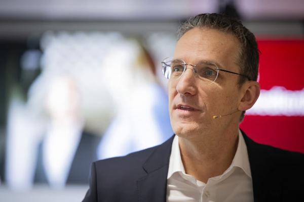 Gabriel Brenna, der CEO von Raiffeisen Schweiz, hat trotz hoher Gewinne eine Massenentlassung angekündigt. Gabriel Brenna, der CEO von Raiffeisen Schweiz, hat trotz hoher Gewinne eine Massenentlassung angekündigt.