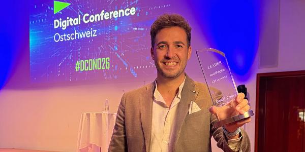 Christian Naef mit dem Pokal: Der Wiler Unternehmer gewinnt den Digital Shaper Award Ostschweiz 2026. Christian Naef mit dem Pokal: Der Wiler Unternehmer gewinnt den Digital Shaper Award Ostschweiz 2026.