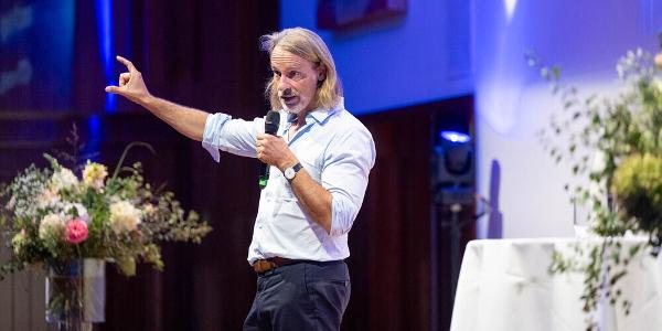 Organisiert wurde die Konferenz vom «Leader,» dem IT-Cluster «IT rockt!» und dem Digitalhub east#digital. Im Bild: Keynote-Speaker Richard David Precht. (Bild leaderdigital.ch)
