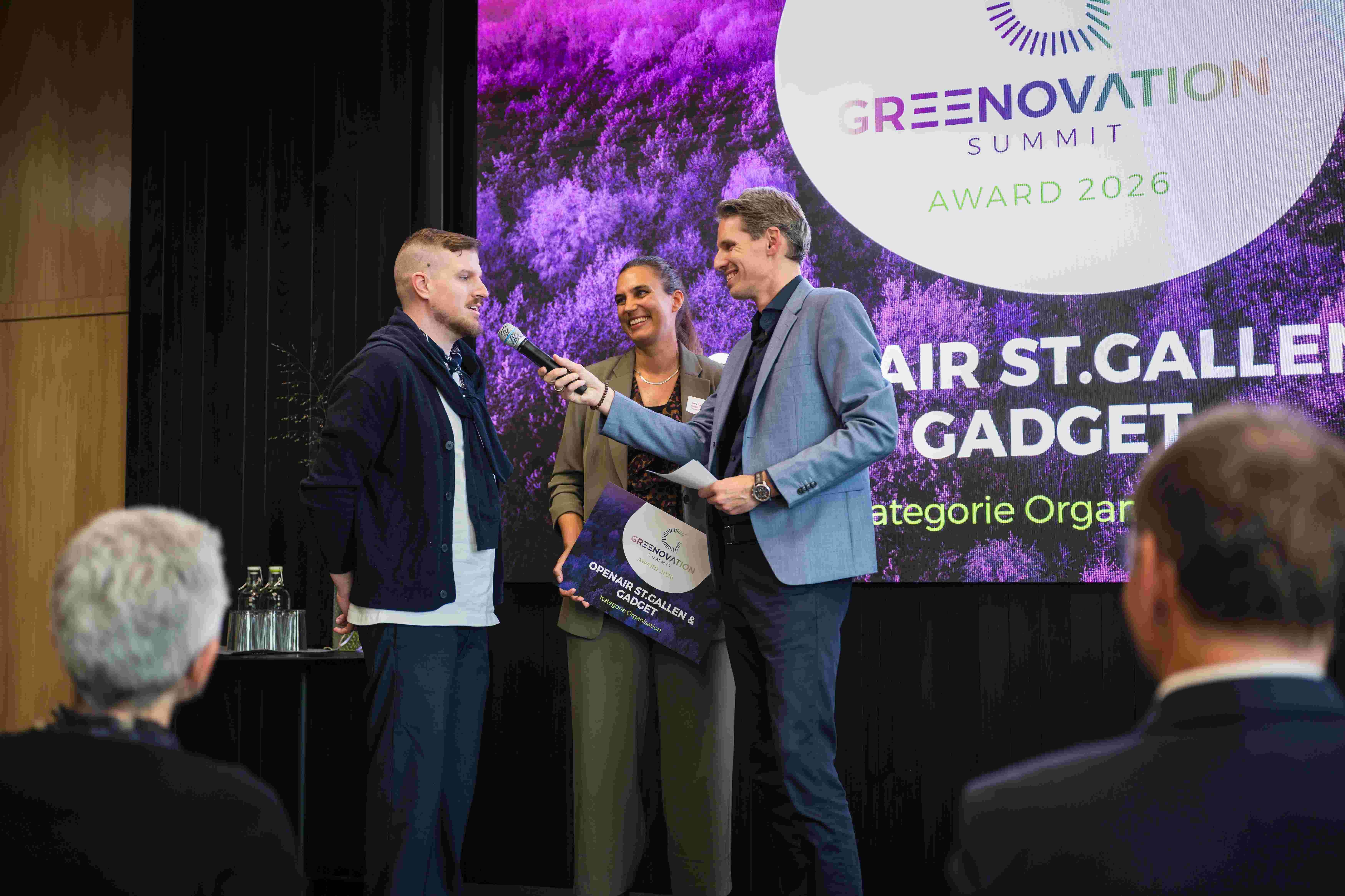 Übergabe eines Greenovation Award; rechts Veranstalter Martin Oswald.