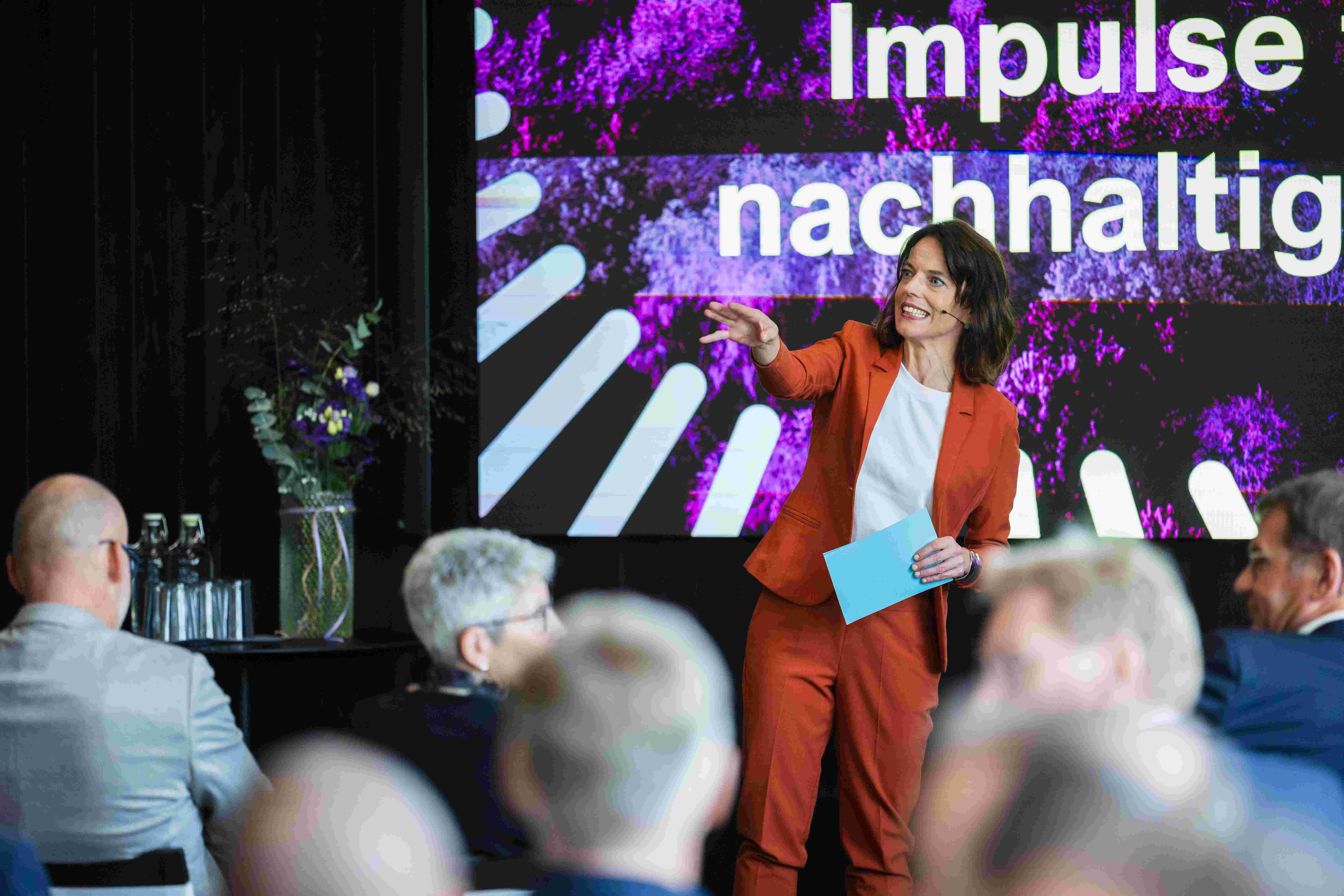 Mona Vetsch vom SRF moderierte den Greenovation Summit 2026.