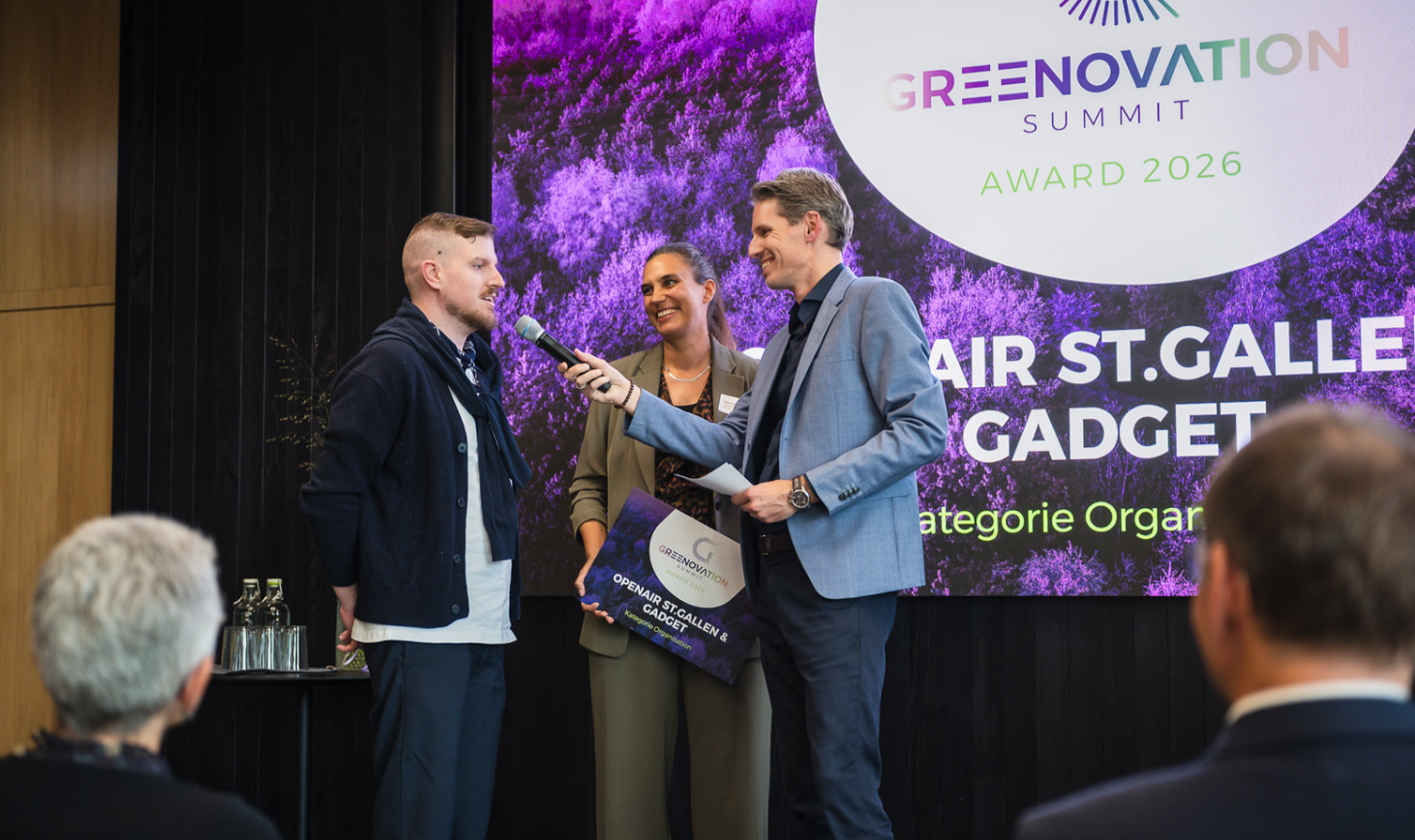 Tagungsleiter Martin Oswald übergibt den Award an das Team von Openair St.Gallen und Gadget Entertainment.