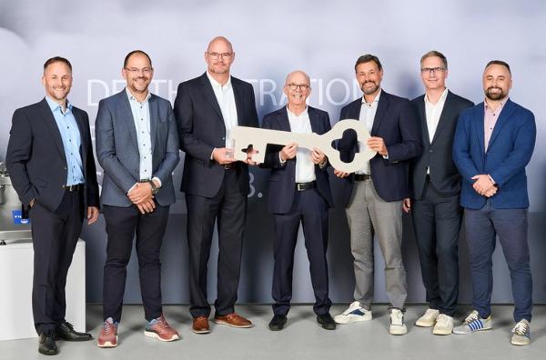 Der neue CEO Christoph Ernst (Dritter von links) und der abtretende CEO, Cristian Rusch (Dritter von rechts).
