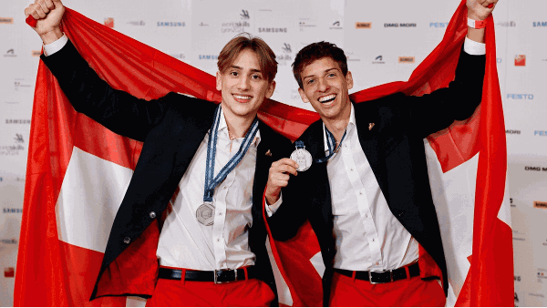 Maurin Schickli (rechts) mit seinem Teampartner nach der Preisverleihung bei den World Skills.