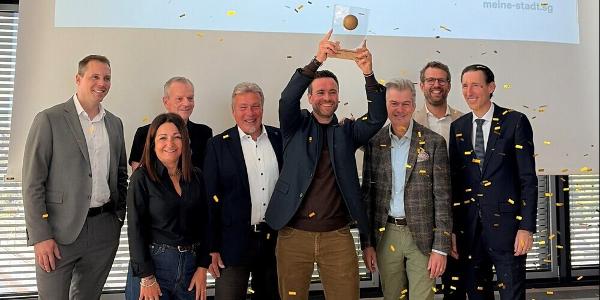 Livio Götz, Laura Cortese, René Rechsteiner, Ralph Bleuer, Samuel Schneider, Gian Bazzi, Samuel Zuberbühler, Michael Vogt, Präsident Hotels St.Gallen-Bodensee. (v.l.)