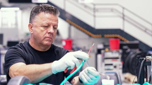 Für das Gesamtjahr 2026 erwartet Huber+Suhner weiterhin ein organisches Umsatzwachstum von mindestens zehn Prozent.