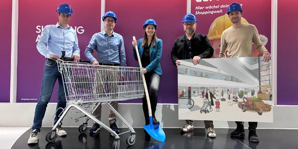 Philipp Friedli und Werner Kläger, Friedli und Partner Bauökonomie AG, Fabienne Diez, Centerleiterin Wincasa AG, und Markus Teige und Johannes Rössler, TK Architekten AG. Philipp Friedli und Werner Kläger, Friedli und Partner Bauökonomie AG, Fabienne Diez, Centerleiterin Wincasa AG, und Markus Teige und Johannes Rössler, TK Architekten AG.