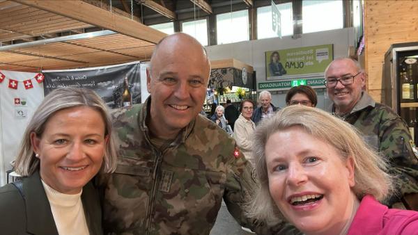 Gruppenbild mit Damen: Christine Bolt, Armee-Chef Benedikt Roos und Esther Friedli. (v.l.)