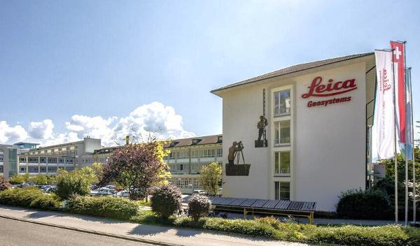 Von der Hauptstrasse her gut einzusehen: Das Leica-Gebäude, das an Wild-Zeiten erinnert.