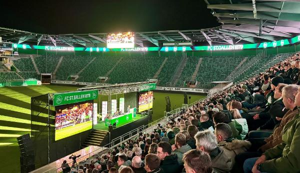 2010 Aktionärinnen und Aktionäre wohnten der GV im Berit Sitterstadion bei. (Bild mos)