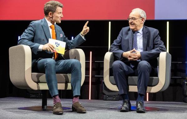 Ein sichtlich entspannter und gut gelaunter Bundespräsident Guy Parmelin am Schweizer KMU-Tag, hier im Gespräch mit Moderator Fabian Unteregger. (Bild Roger Sieber / KMU-Tag)