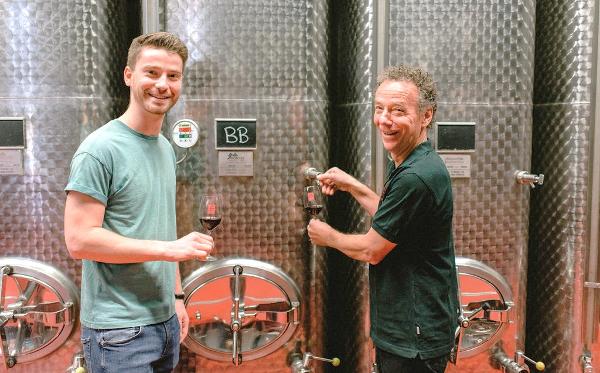 Fabio und Vater Thomas Schmid freuen sich über den grossen über den Sieg am diesjährigen «Grand Prix du Vin Suisse». Fabio und Vater Thomas Schmid freuen sich über den grossen über den Sieg am diesjährigen «Grand Prix du Vin Suisse».
