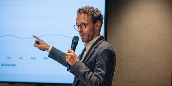 IHK-Ökonom Jan Riss beleuchtete die Herausforderungen für die Ostschweizer Wirtschaft – von internationalen Handelshemmnissen bis zur schwachen Konjunktur in Deutschland. (Bild Daniel Schmid)