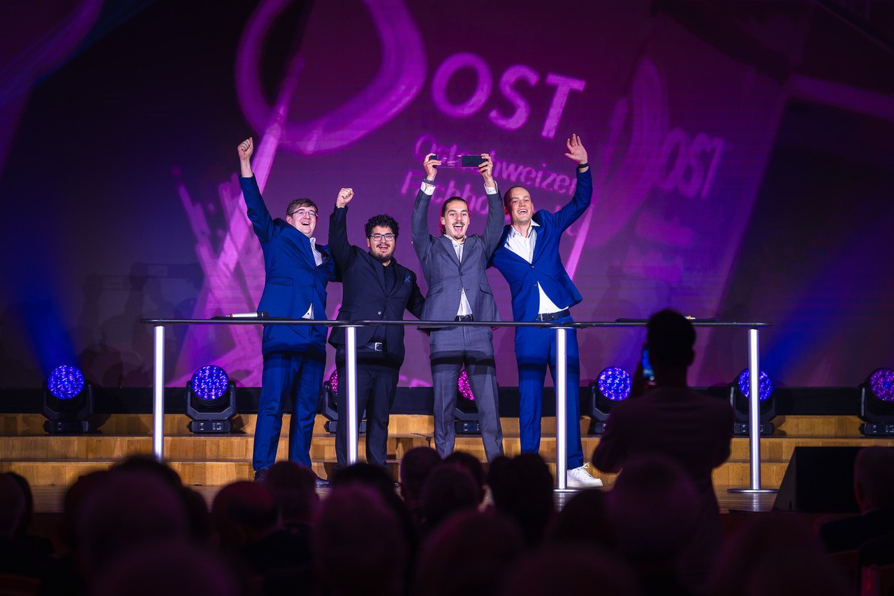 Das Team Abraxas gewinnt den Award für Marktforschung. Im Bild von links: Damian Milošević (Wittenbach), Mirkan Öztürk (Rheineck), Timon Rieger (St.Gallen), Noel Noser (Berneck). Nicht anwesend: Lukas Bürkler (Appenzell) und Simon Kull (Bottighofen).