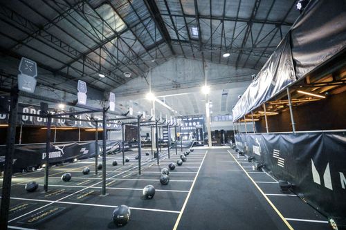 Station des wall balls vide avant un HYROX