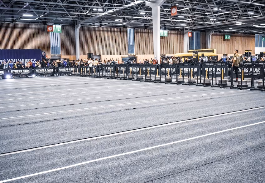 Station des sled push vide en amont d'une course HYROX