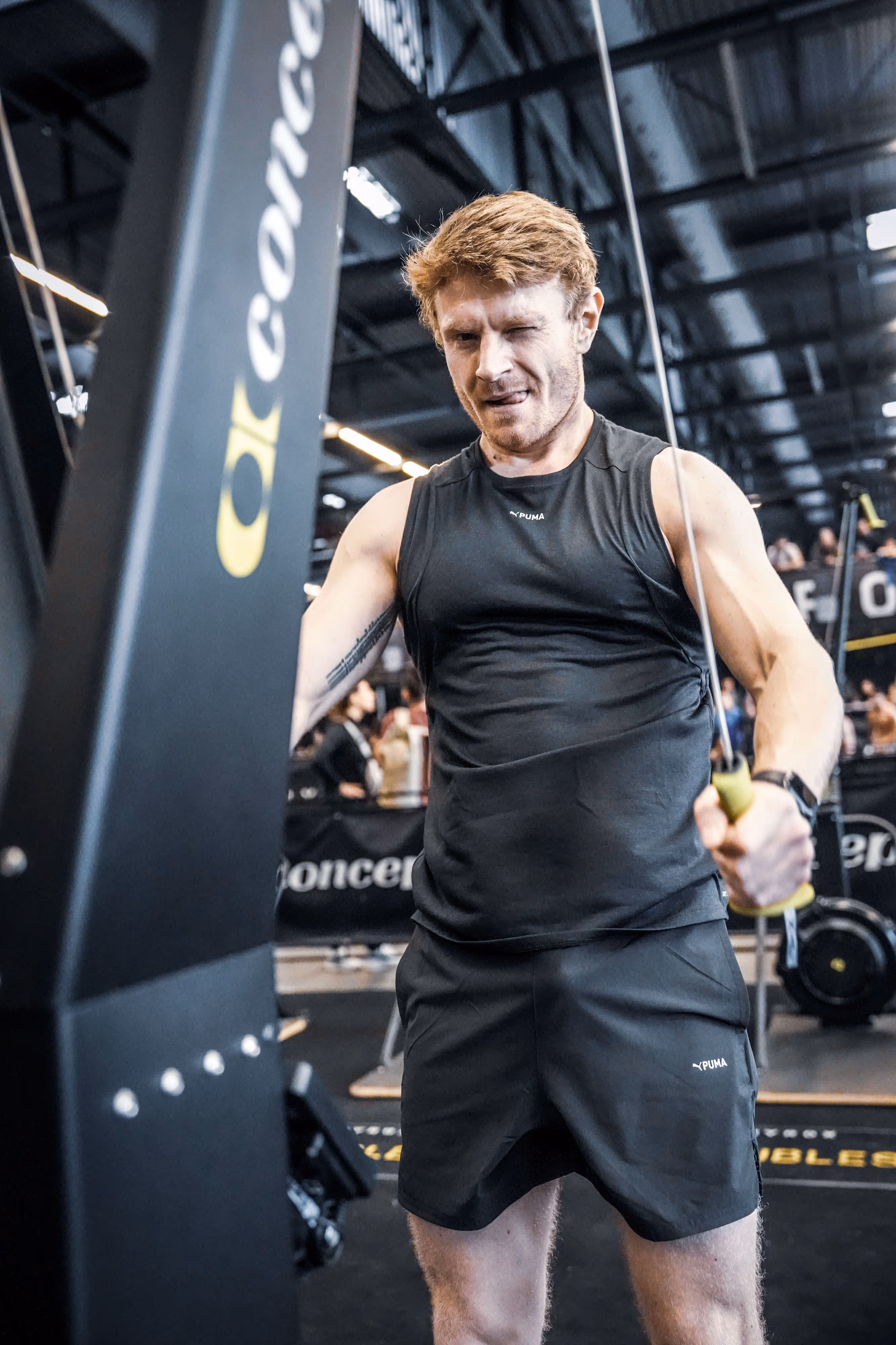 Participant effectuant du SkiErg lors d'une course HYROX