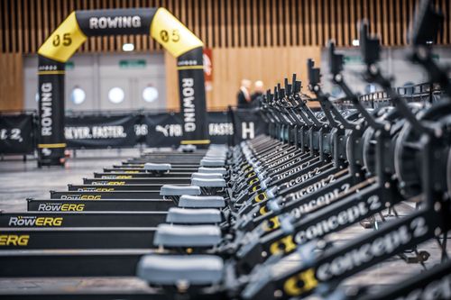 Des dizaine de rameurs les uns à coté des autres lors d'une compétition HYROX