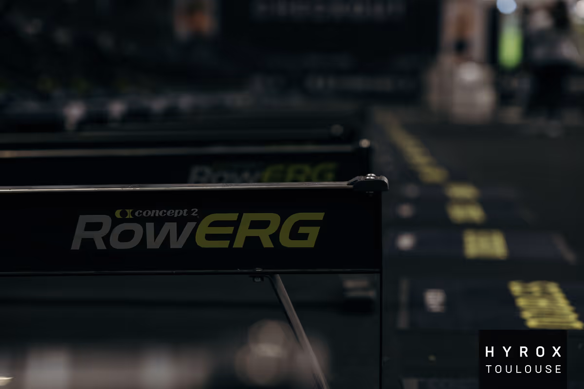 Zoom sur le logo de la marque du rameur utilisé lors de la course HYROX : le RowErg de Concept2