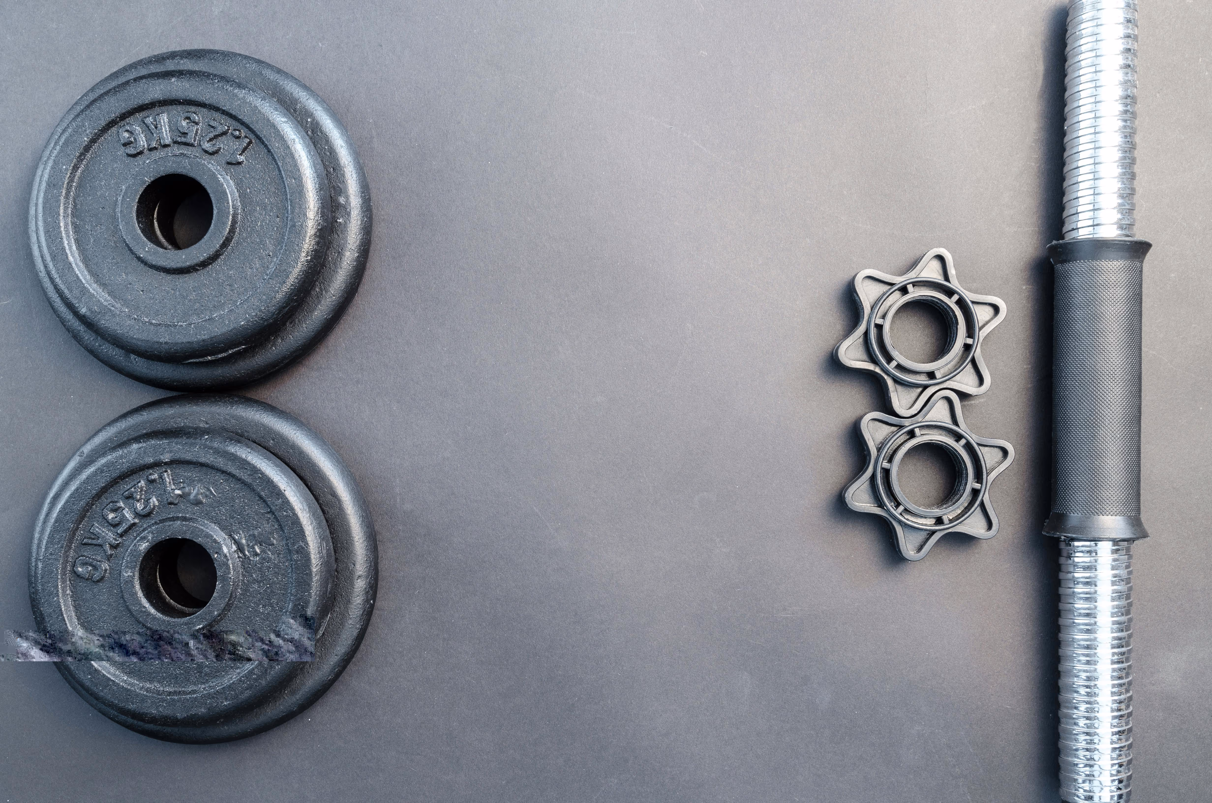 Rien de tel que posséder une paire d'haltères pour s'entraîner chez soi pour préparer un HYROX