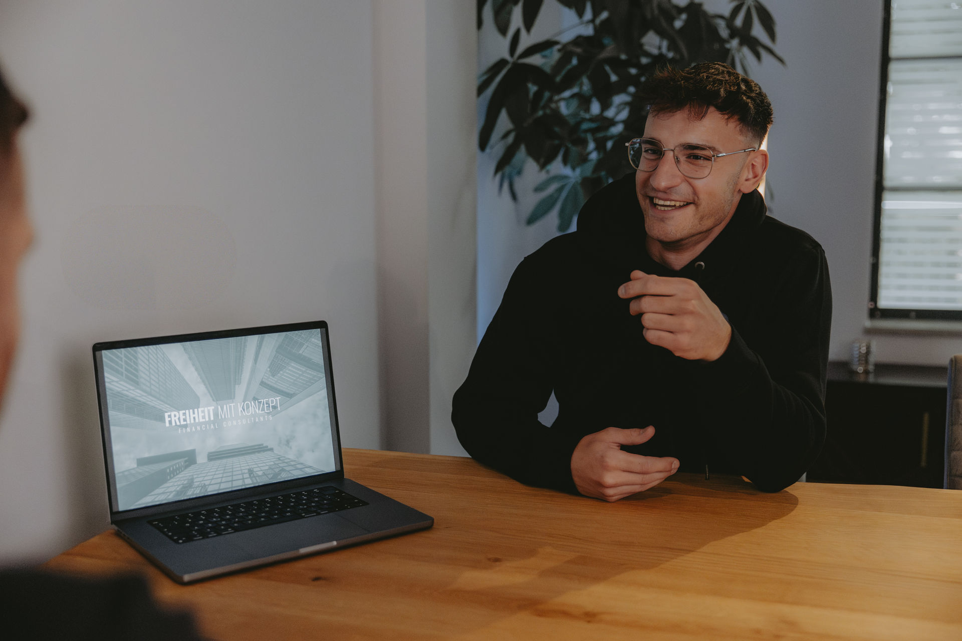 Marvin Scheffler bei einer Beratung