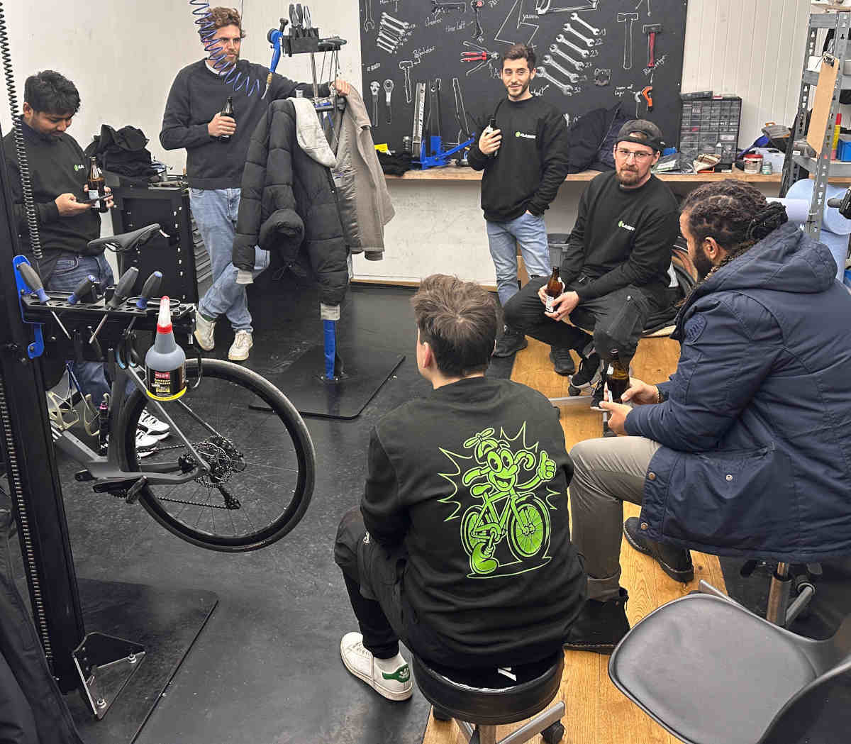 Zweiradmechaniker Gruppe in Team Besprechung