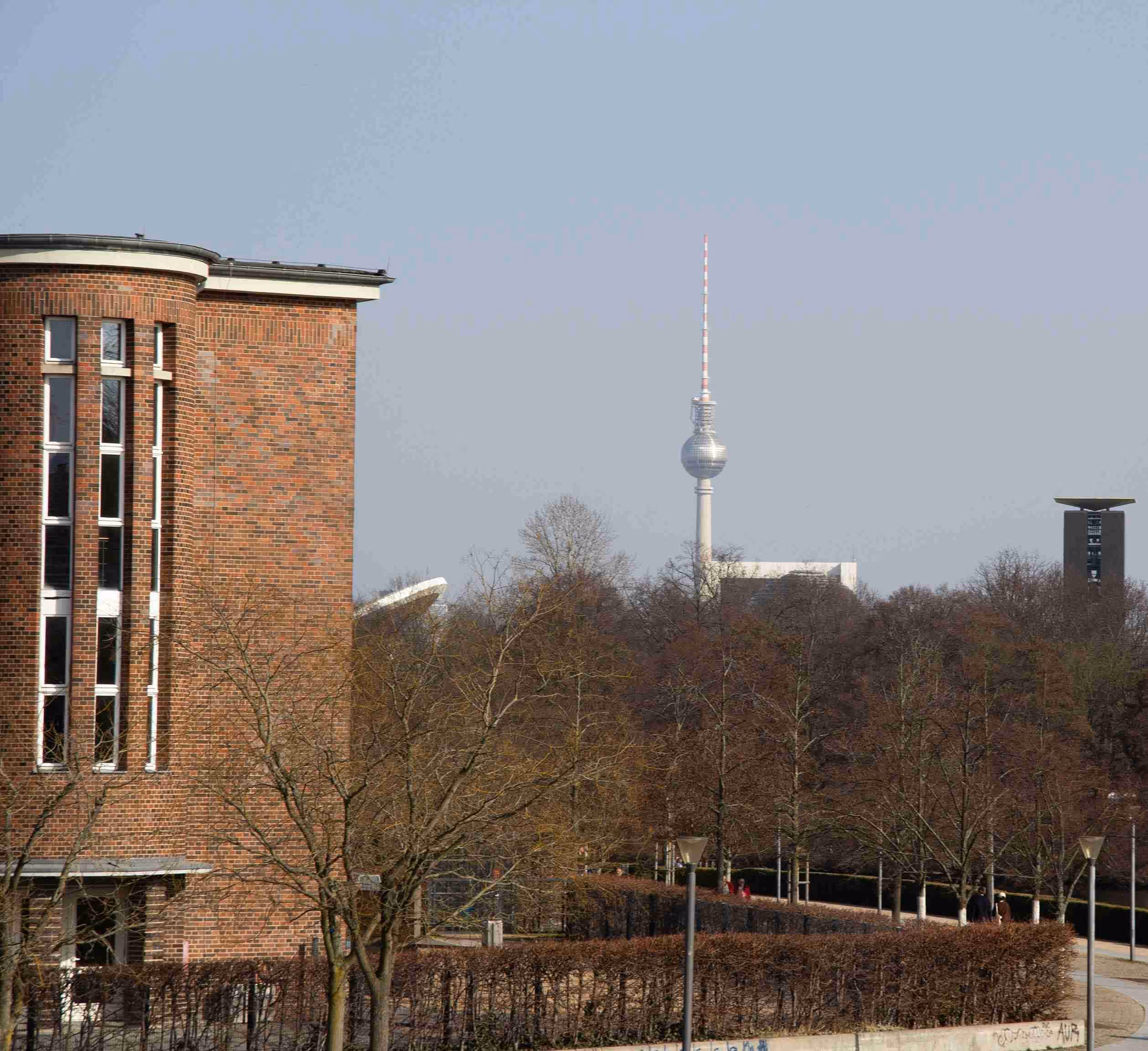Blick Moabit Fahrradweg über Spree auf Fernsehturm
