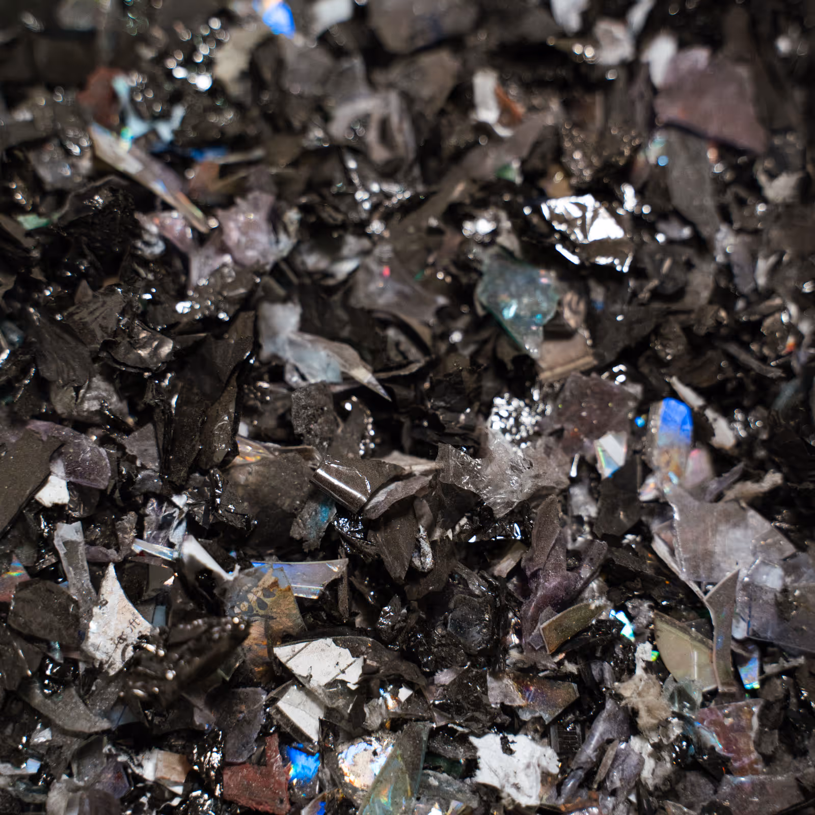 Nahaufnahme von Schreddergut mit vielen verschiedenen Materialien wie Plastik und Folie.
