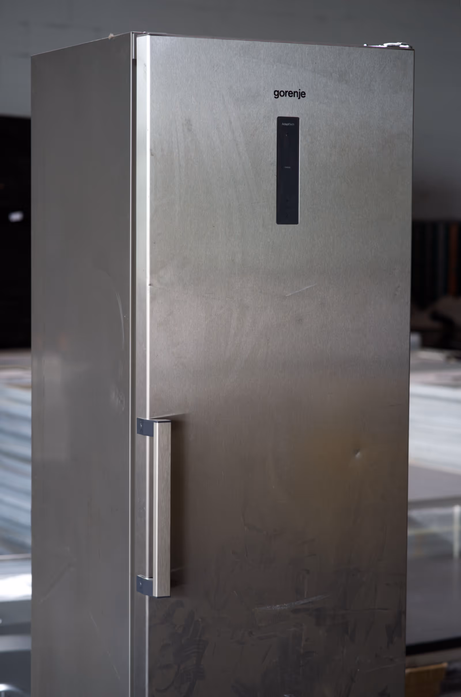 Ein silberner Kühlschrank