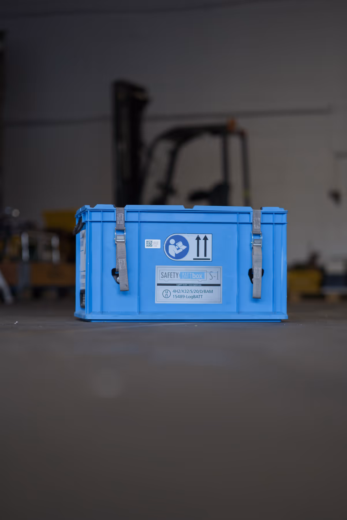 Portrait einer kleinen blauen Batterie Sicherheitsbox in einer Halle