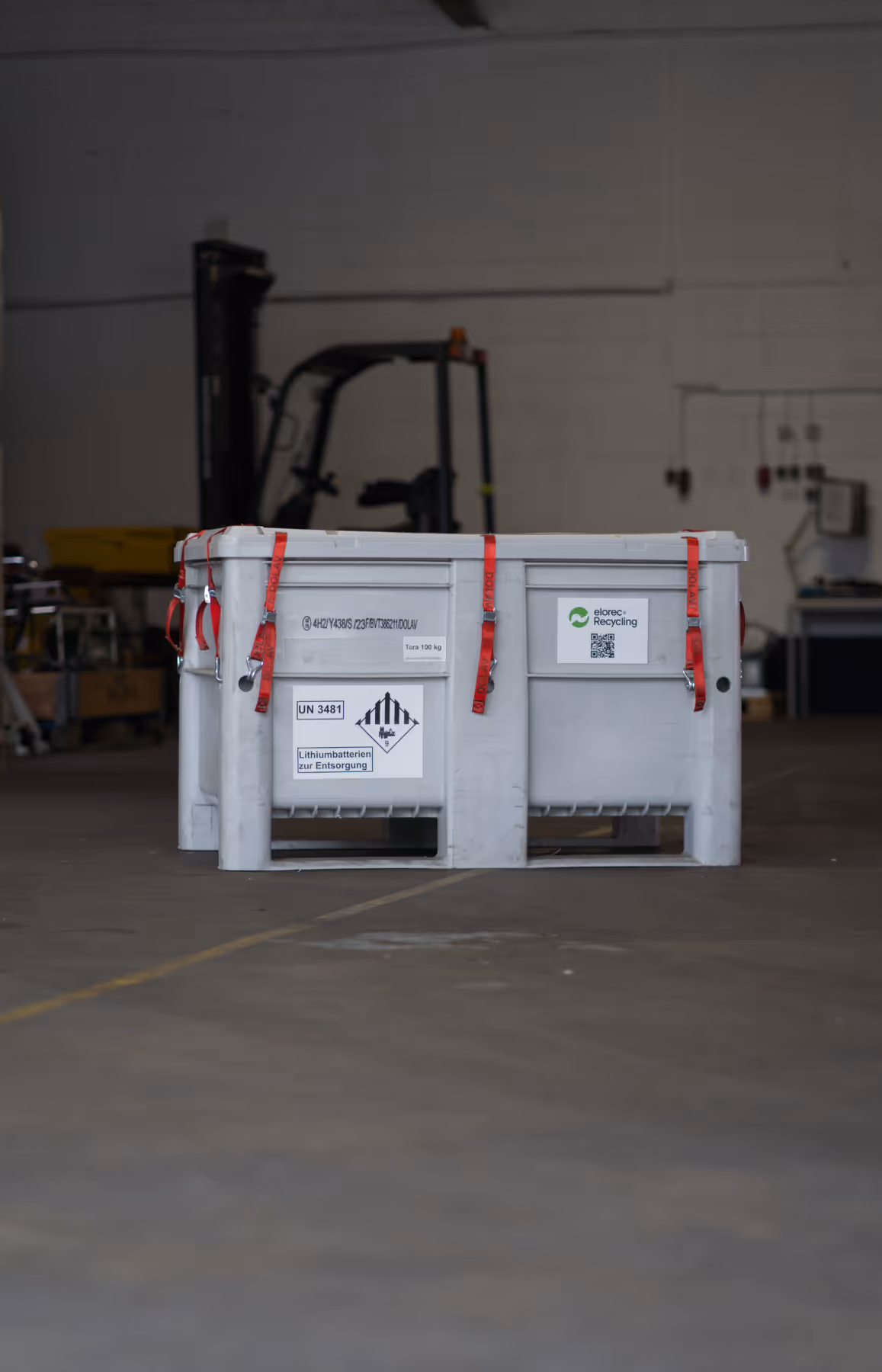 Portrait einer großen grauen Batterie Sicherheitsbox in einer Halle