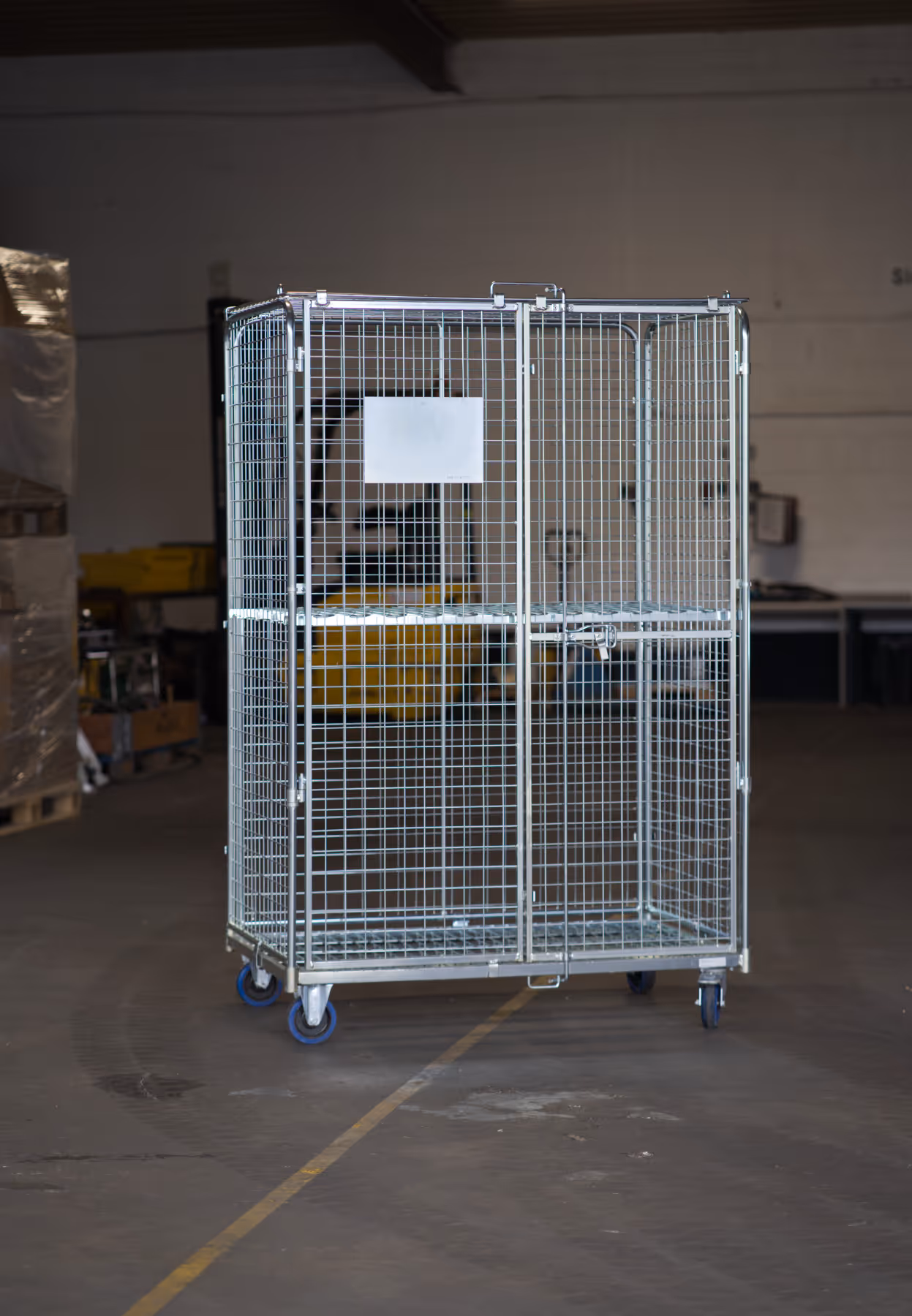 Portrait eines Gitterwagens in einer Halle