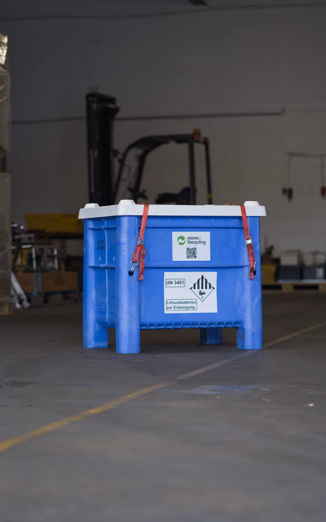Portrait einer großen blauen Batterie Sicherheitsbox in einer Halle