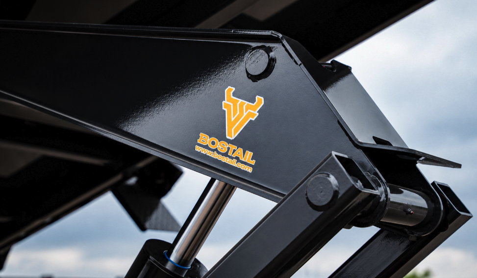Bostail trailer hydraulic mechanism