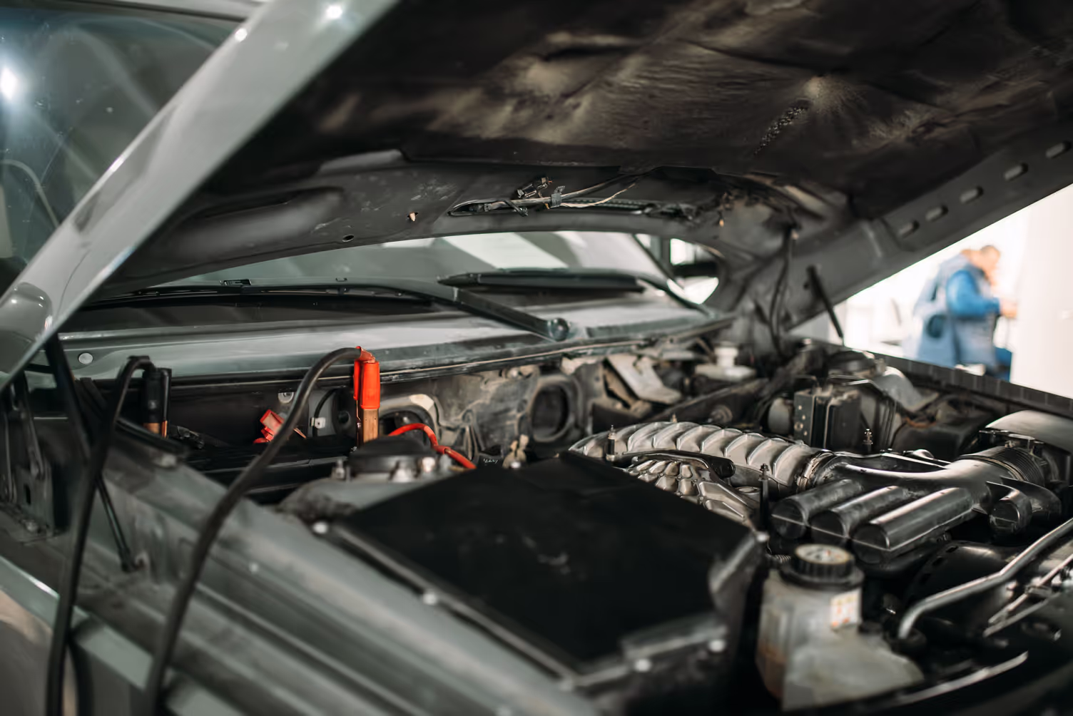 baterías automotrices, moto baterías y baterías para vehículos de servicio pesado, mostrando la variedad de productos, marcas reconocidas y el proceso de instalación en sucursales de Cobalto Acumuladores en el Estado de México. Incluye personal capacitado brindando asesoría y servicios de diagnóstico en talleres y tiendas, enfatizando calidad, servicio y atención especializada