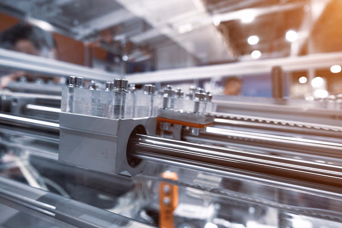 Linearsystem mit Führungsstangen und Schlitten in Präzisionsmaschine