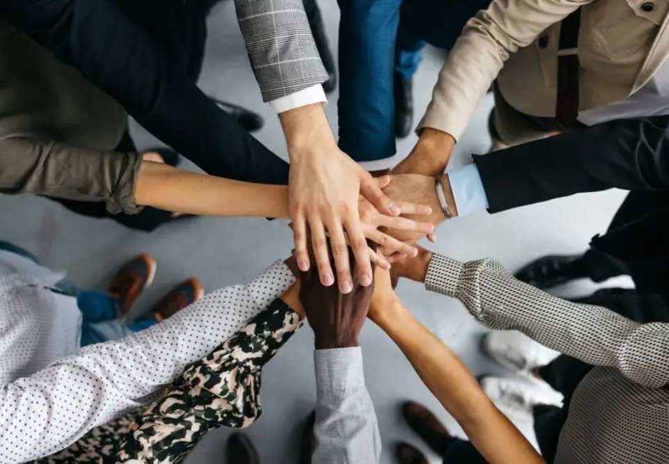 Embudo con tuercas y portal hacia un nuevo universo trabajando con ISEWEB