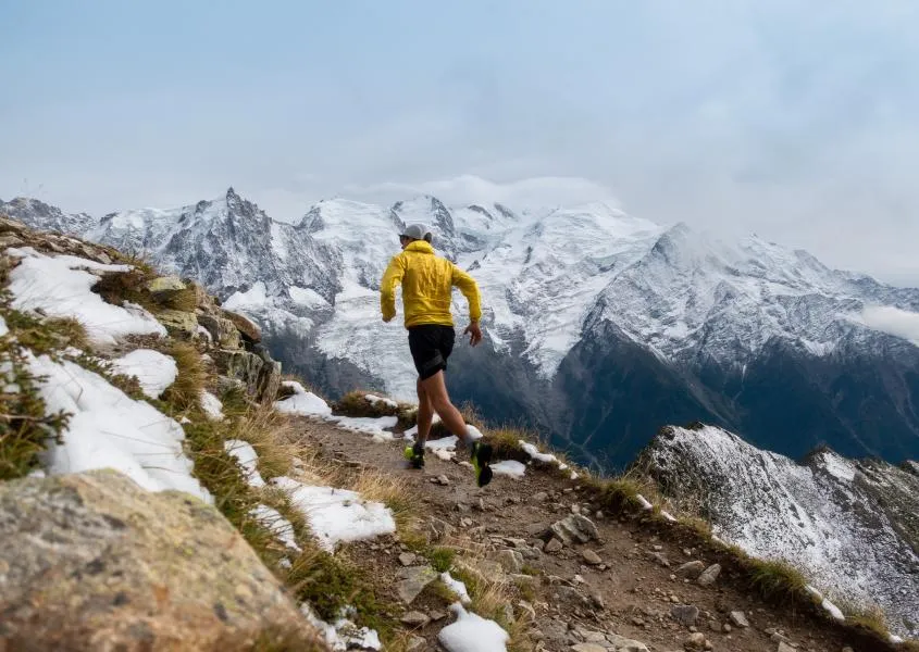 Homme en pleine course dans les montagnes de Chamonix Mont-Blanc, idéal pour un séjour actif