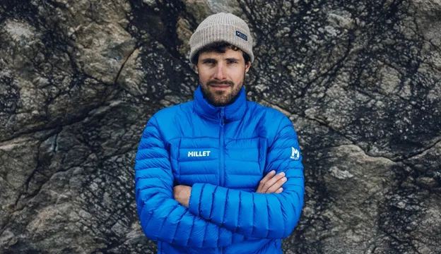 Homme équipé de matériel Millet pour une aventure en montagne à Chamonix Mont-Blanc