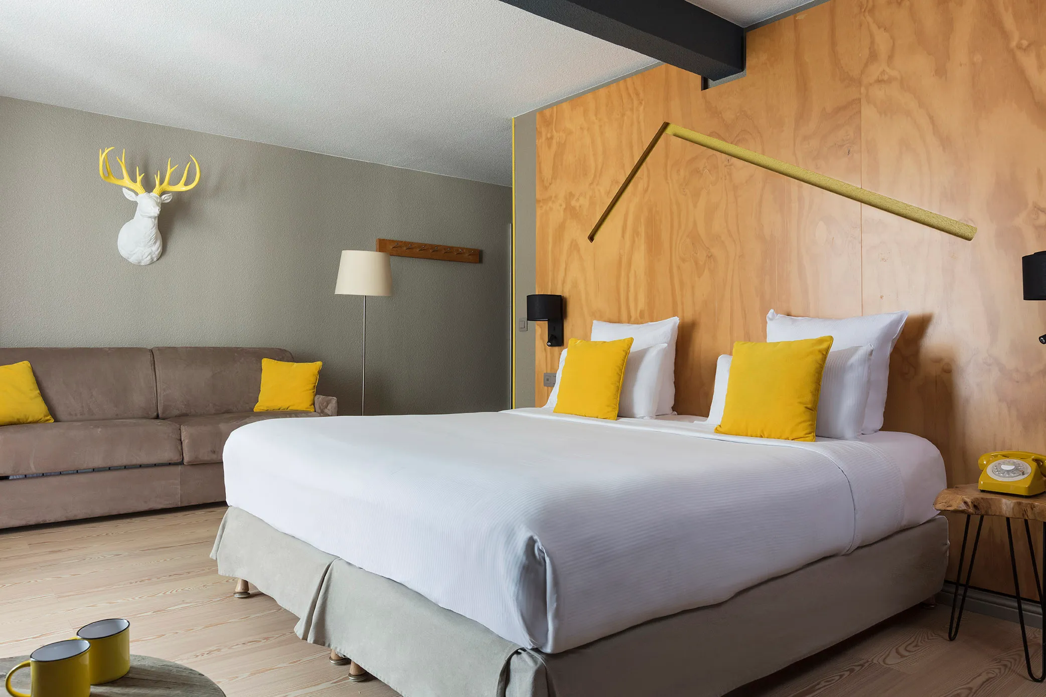 Confort de la Suite Junior balcon avec deux lits séparés et table de nuit à l'hôtel Les Aiglons à Chamonix Mont-Blanc