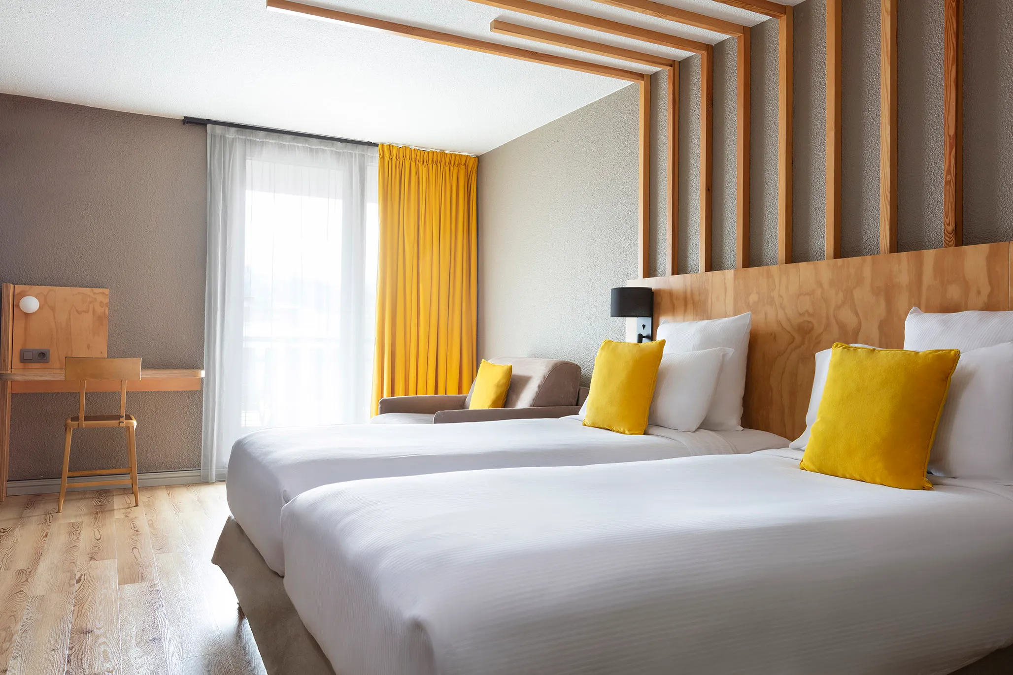 Chambre Supérieure Mont-Blanc avec grand lit et vue sur le Mont-Blanc depuis la fenêtre de l'hôtel Les Aiglons