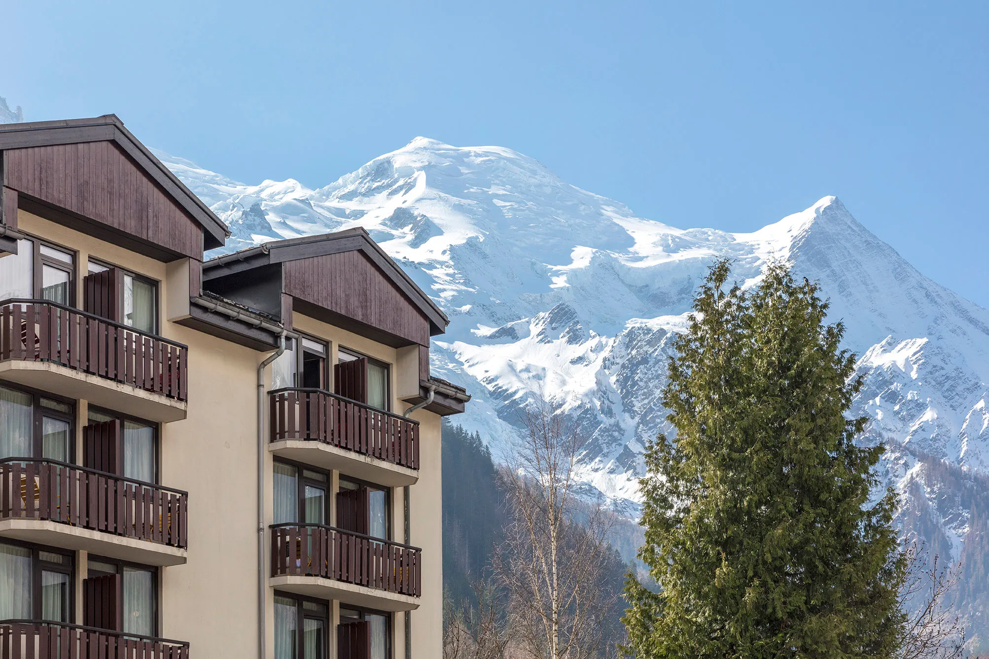 Façade élégante de l'hôtel 4 étoiles à Chamonix Mont-Blanc