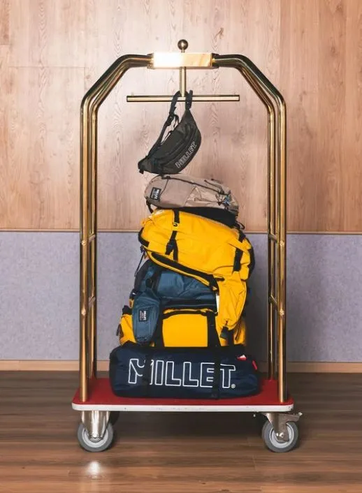 Porte bagage d'hôtel comportant des sacs superposés MILLET 