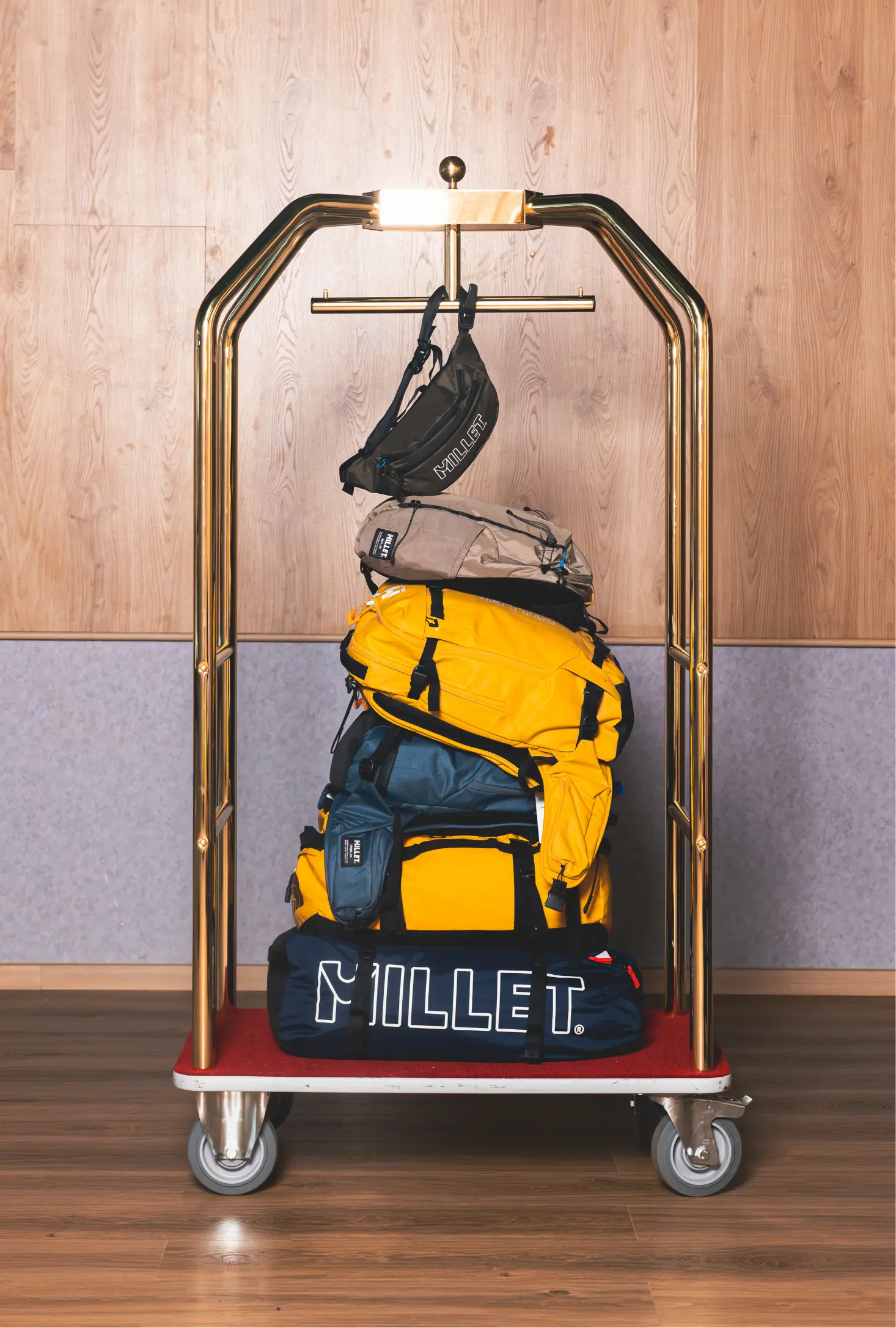 Porte bagage d'hôtel comportant des sacs superposés MILLET 