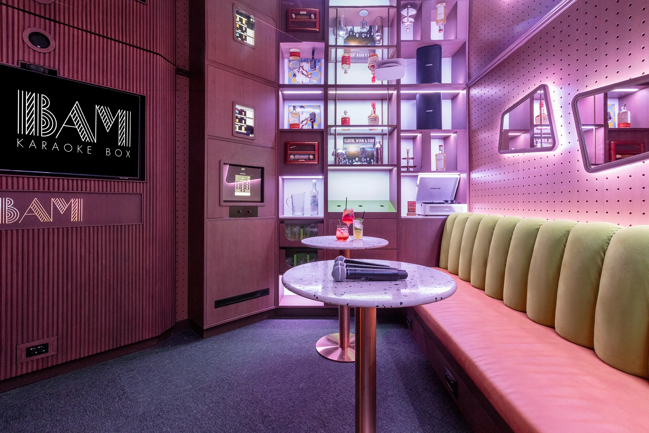 A friendly karaoke moment in Chamonix Mont-Blanc for an unforgettable stay