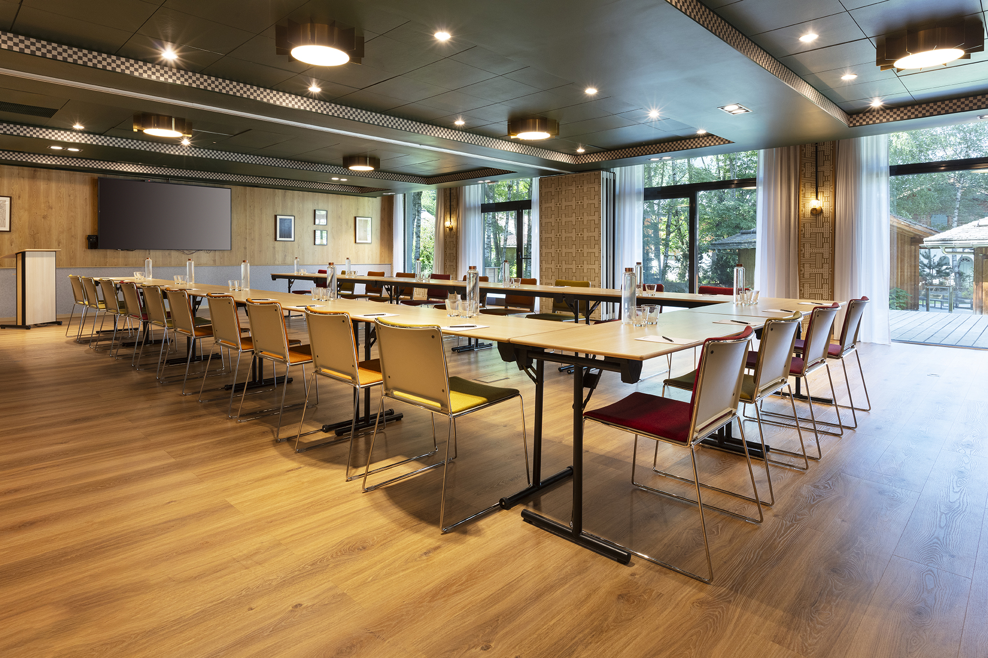 Flexible Combinée room with interconnected spaces for meetings and workshops.