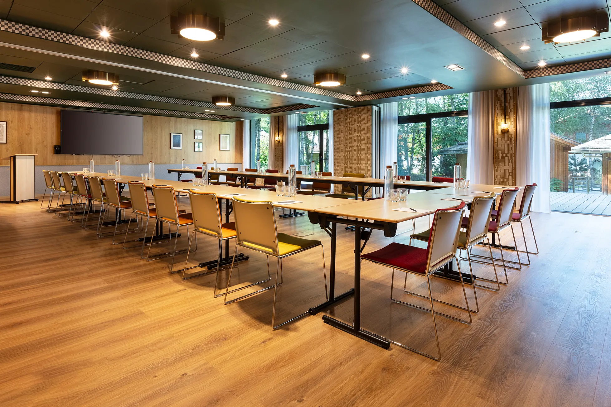 Flexible Combinée room with interconnected spaces for meetings and workshops.