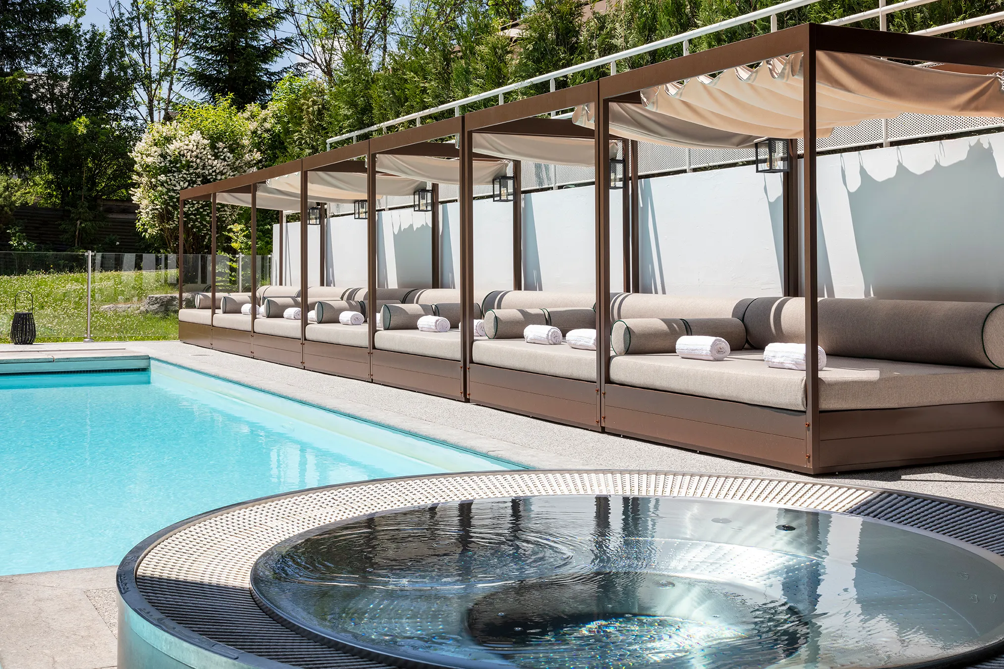 Détente dans une piscine en montagne à Chamonix Mont-Blanc, pour un moment de relaxation après-ski